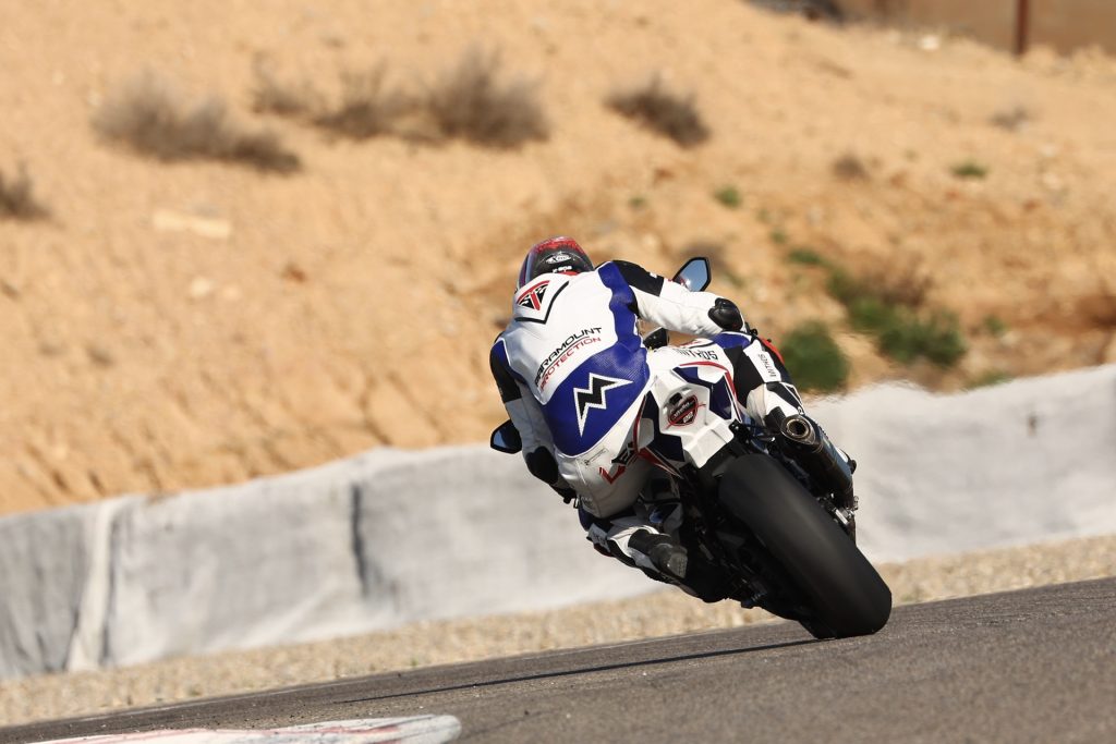 Motorradfahrer in Kurvenlage vor spanischer Bergkulisse