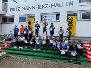 Gruppenfoto Siegerehrung Jugendkartslalom Reilingen 2026 vor den Fritz Mannherz-Hallen