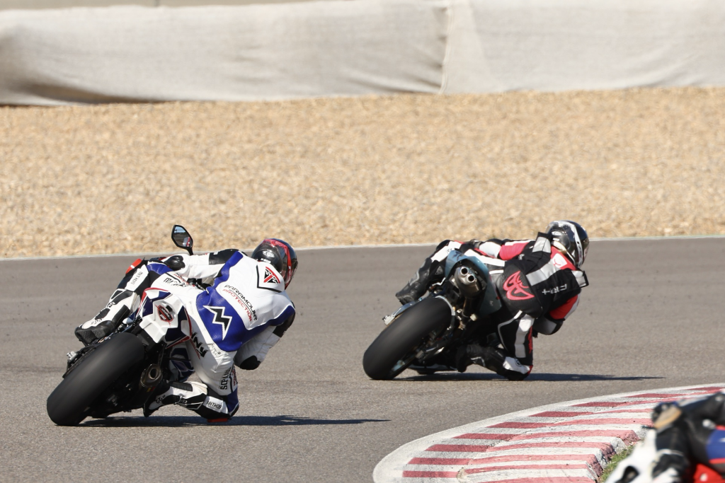 Zwei Fahrer in Schräglage beim MSC Weingarten Motorrad-Trainingsevent in Alcarràs