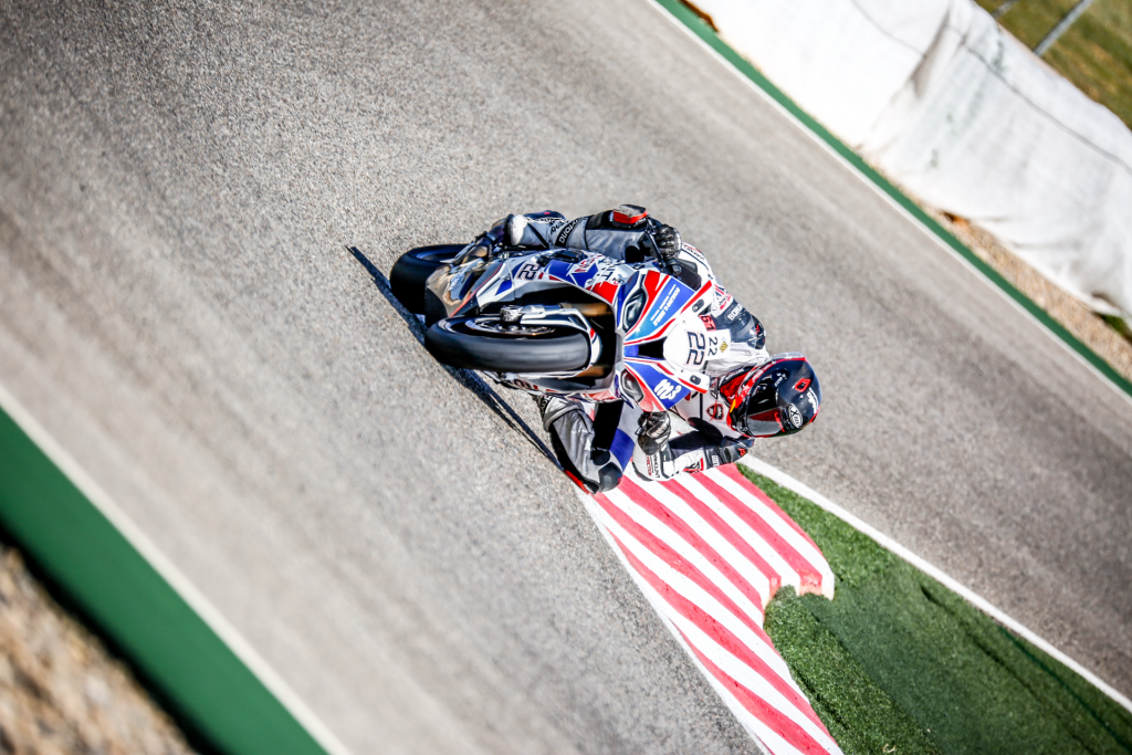 Motorrad in extremer Schräglage auf der Rennstrecke Alcarràs