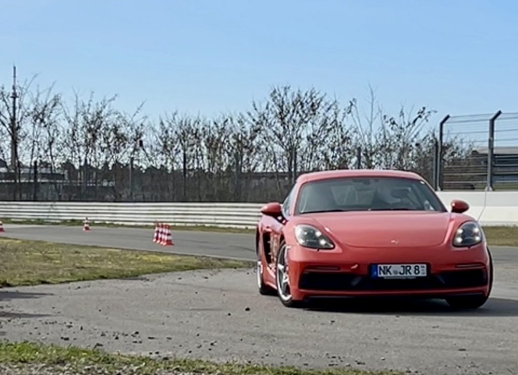 Porsche 718 Cayman beim Automobilslalom