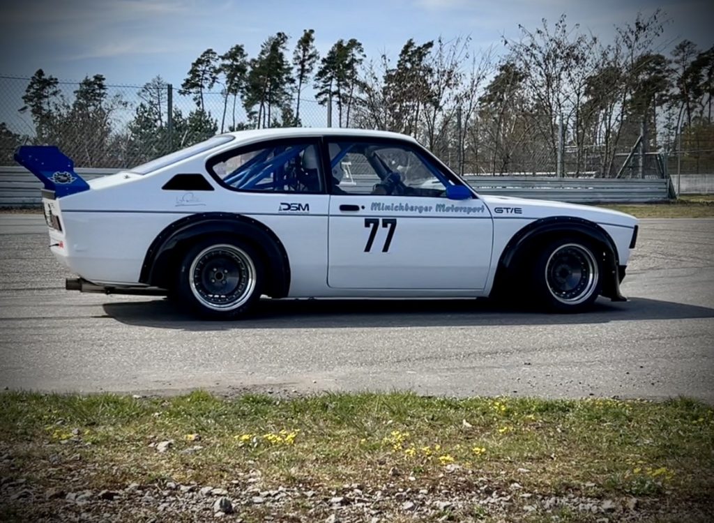 Opel Kadett Rennwagen beim Automobilslalom