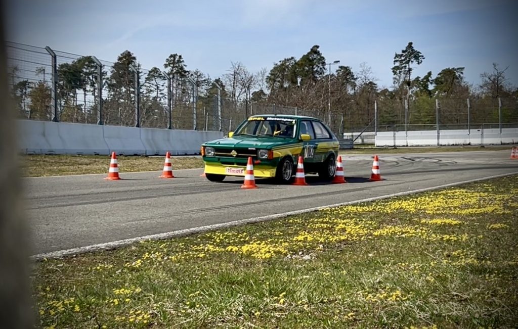 BMW Rennwagen beim Automobilslalom