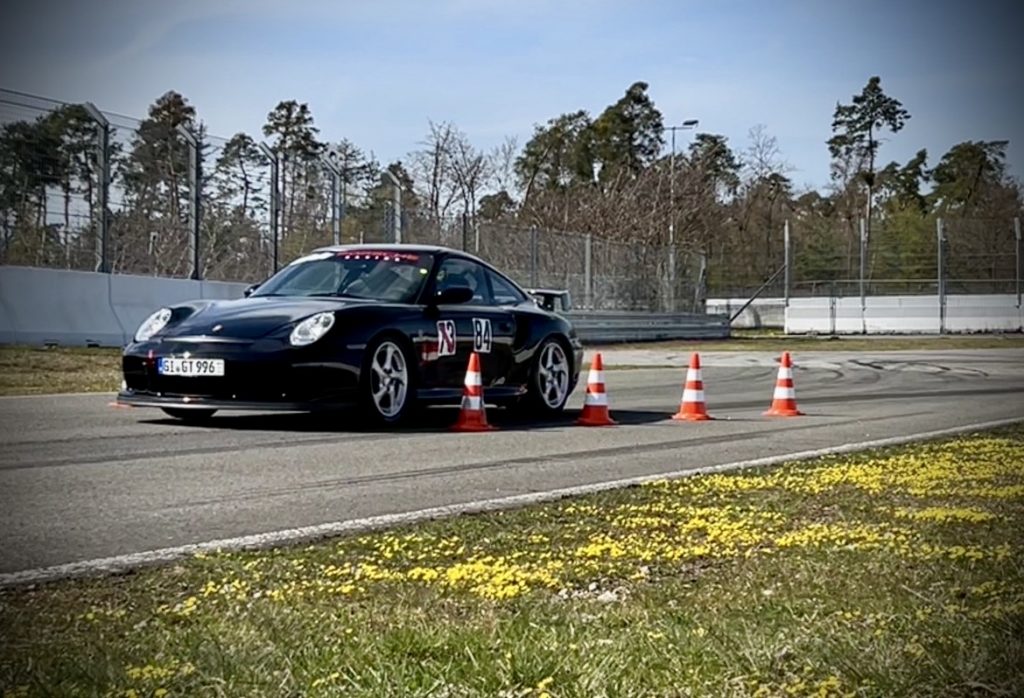Porsche 911 beim Automobilslalom