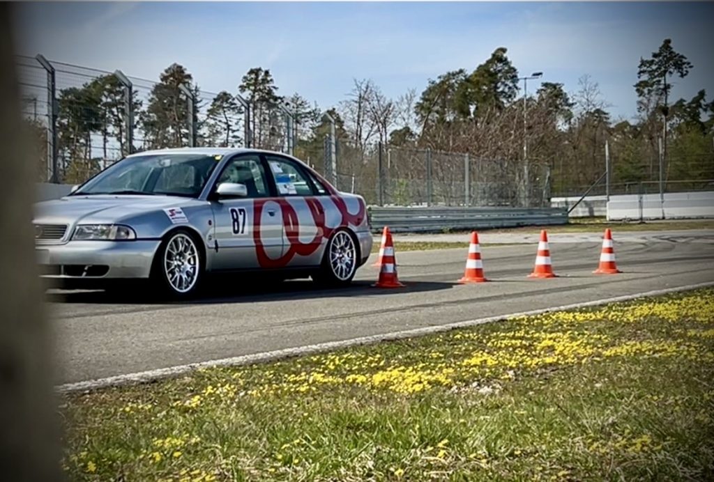 Audi in Action beim Automobilslalom