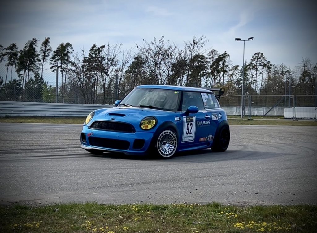 Mini Cooper S beim Automobilslalom
