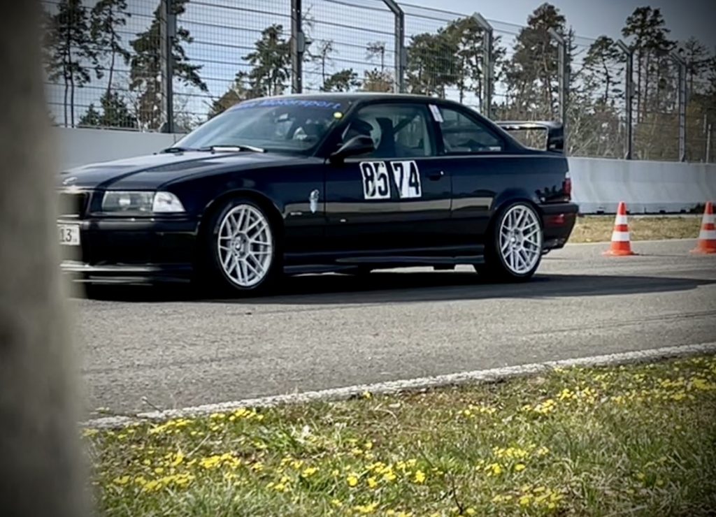 BMW E36 beim Automobilslalom