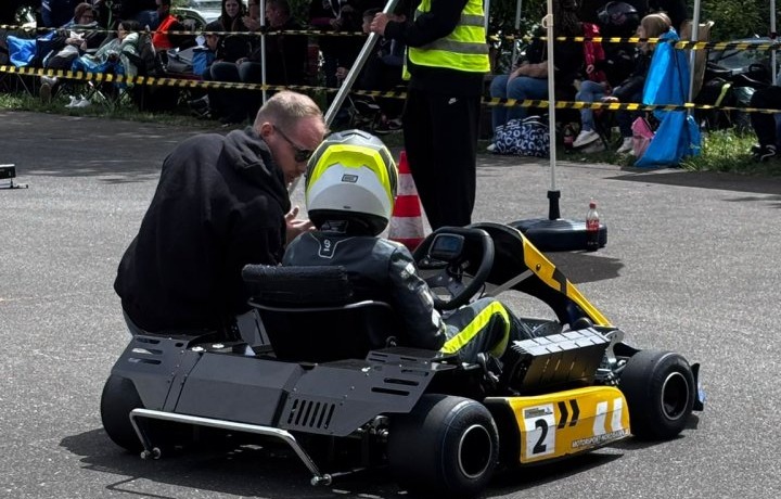 Jugendkartfahrer am Kart in Altenbach