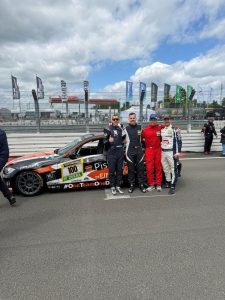 Fahrercrew vor BMW E90 #100 am Nürburgring