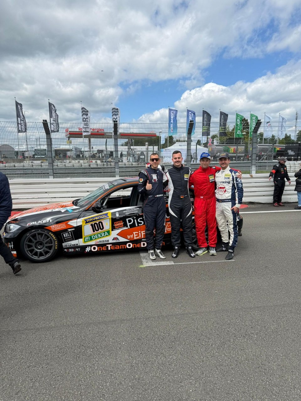Fahrercrew vor BMW E90 #100 am Nürburgring