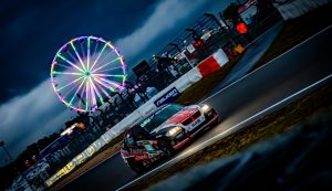 BMW E90 Eifelkind Racing nachts am Nürburgring mit Riesenrad im Hintergrund