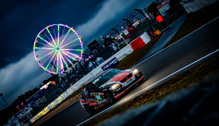 BMW E90 Eifelkind Racing nachts am Nürburgring mit Riesenrad im Hintergrund