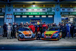 Eifelkind Racing Team mit beiden BMW E90 in der Boxengasse