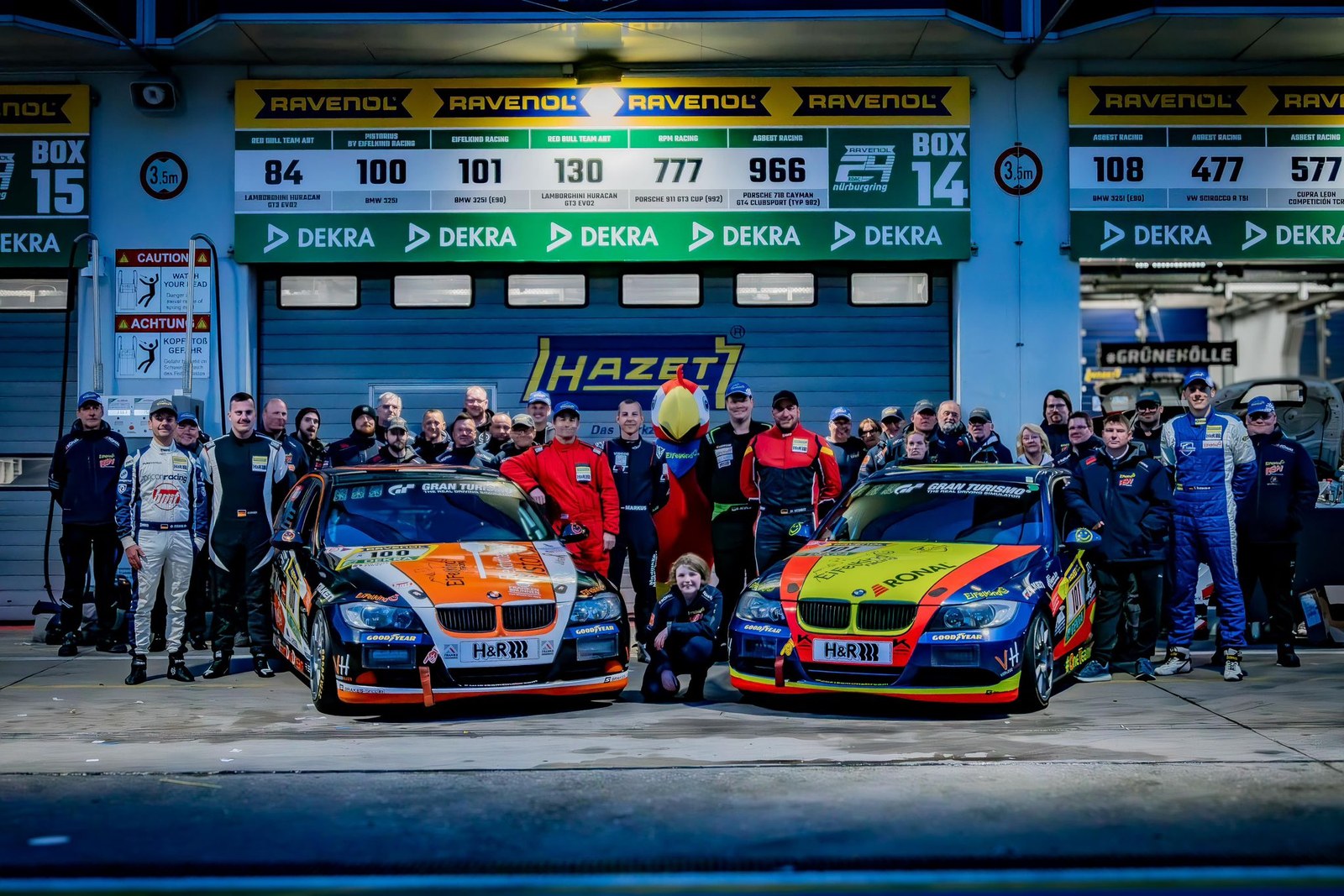 Eifelkind Racing Team mit beiden BMW E90 in der Boxengasse