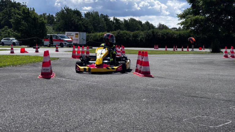 Jugendkart-Fahrer des MSC Weingarten auf dem Slalom-Parcours beim Lauf zur Nordbadischen ADAC Meisterschaft in Oberflockenbach
