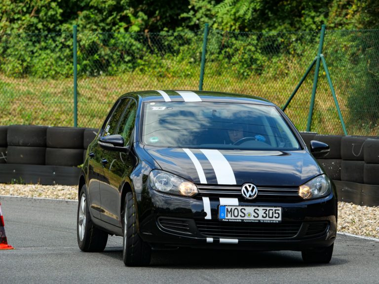 Schwarzer VW Golf mit weißen Zierstreifen von Florian Siegmann beim Automobilslalom in Nußloch