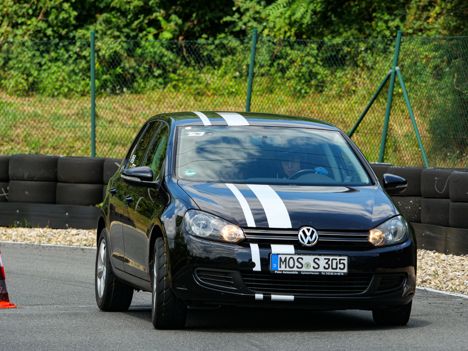 Schwarzer VW Golf mit weißen Zierstreifen von Florian Siegmann beim Automobilslalom in Nußloch