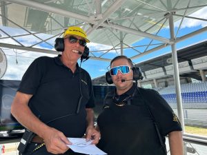 Zwei Sportwarte des MSC Weingarten mit Headsets im Einsatz an der Rennleitung