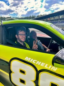 Mitglied des MSC Weingarten als Beifahrer im Einsatzfahrzeug am Red Bull Ring