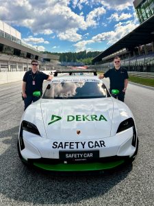 Zwei Sportwarte des MSC Weingarten neben dem Porsche Safety Car auf der Start-Ziel-Geraden