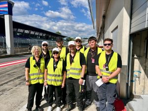 Sportwarte-Team des MSC Weingarten in gelben Warnwesten in der Boxengasse des Red Bull Rings