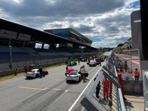 Startaufstellung der Porsche-Cup-Fahrzeuge auf der Start-Ziel-Geraden des Red Bull Rings