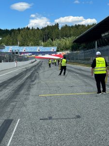 Sportwarte des MSC Weingarten auf der Start-Ziel-Geraden des Red Bull Rings