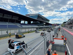 Fahrzeuge des VW Up Cup in der Startaufstellung vor der Tribüne des Red Bull Rings