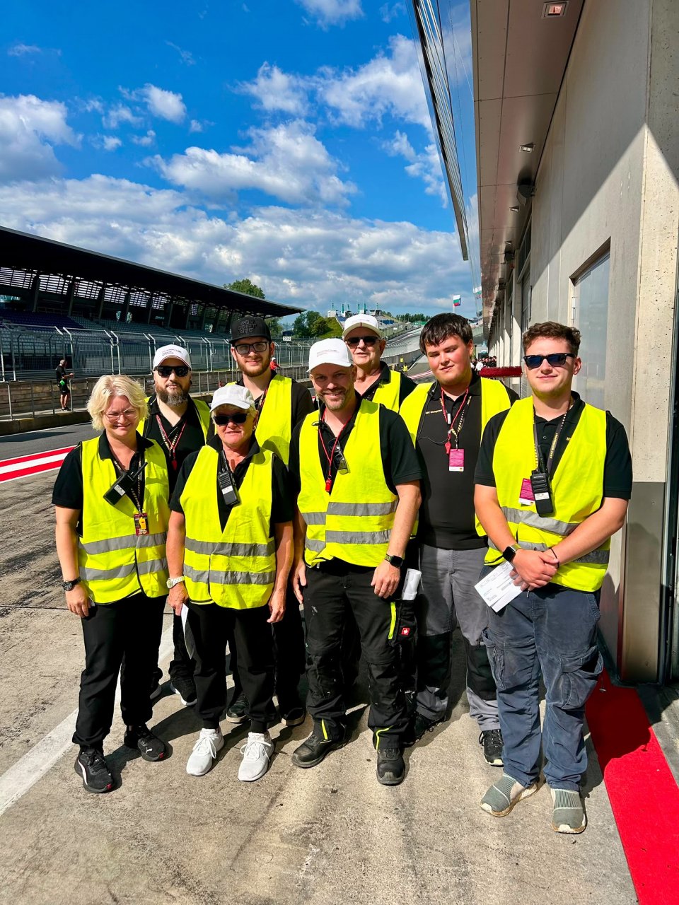 Sportwarte-Team des MSC Weingarten in gelben Warnwesten in der Boxengasse des Red Bull Rings