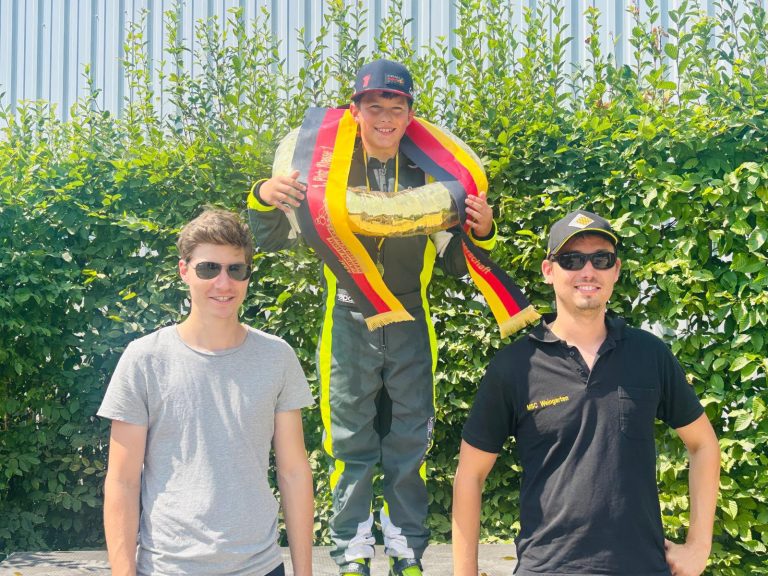 Nordbadischer Meister der Klasse 1 mit Siegerkranz und Meisterschaftsschärpe zwischen zwei Trainern des MSC Weingarten