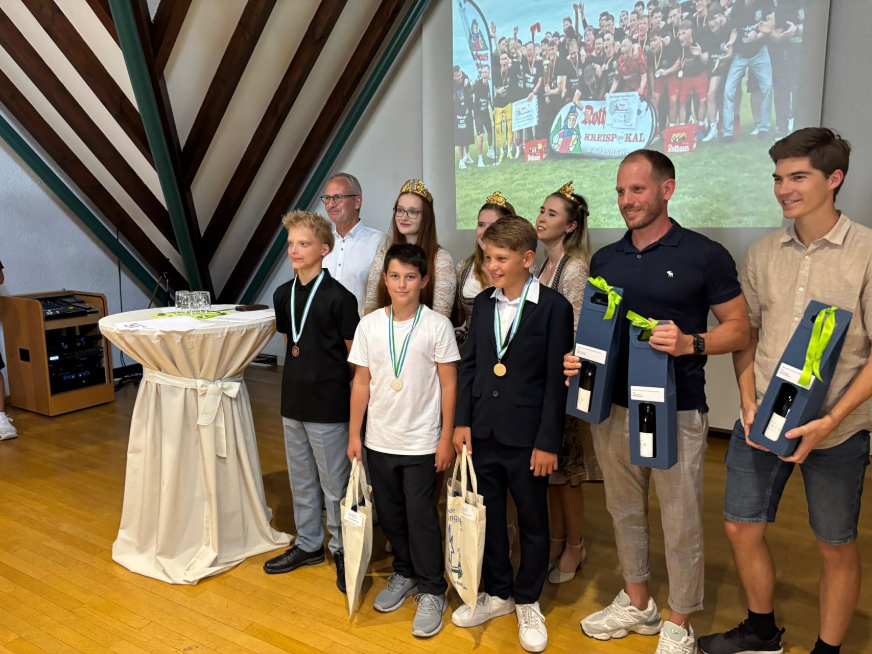 Drei Nachwuchsfahrer des MSC Weingarten mit ihren Medaillen bei der Sportlerehrung der Gemeinde Weingarten