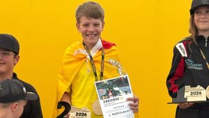 Finn Hornung mit Urkunde „2. Platz in der K3“ und Pokal auf dem Siegerpodest der Südwestdeutschen ADAC Kartslalom Meisterschaft 2026