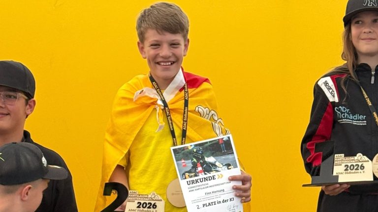 Finn Hornung mit Urkunde „2. Platz in der K3“ und Pokal auf dem Siegerpodest der Südwestdeutschen ADAC Kartslalom Meisterschaft 2026