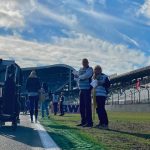 Streckenposten am Rand der Startaufstellung unter blauem Himmel