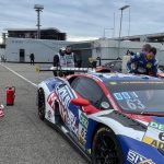 DTM-Rennwagen in der Startaufstellung mit Helfern