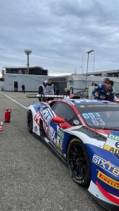 DTM-Rennwagen in der Startaufstellung mit Helfern