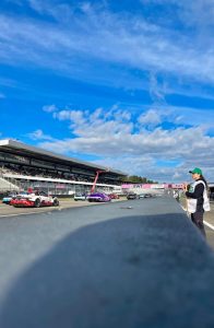 Streckenposten an der Startaufstellung mit Blick auf die Tribüne