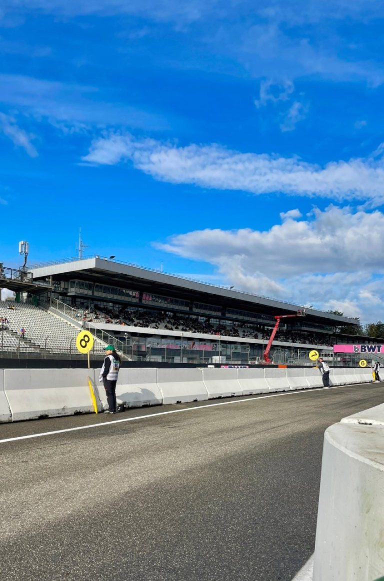 Boxenmauer und Start-Ziel-Gerade vor der Haupttribüne