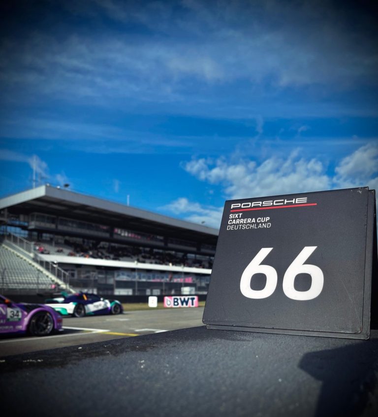 Startnummerntafel 66 des Porsche Carrera Cup vor der Haupttribüne am Hockenheimring