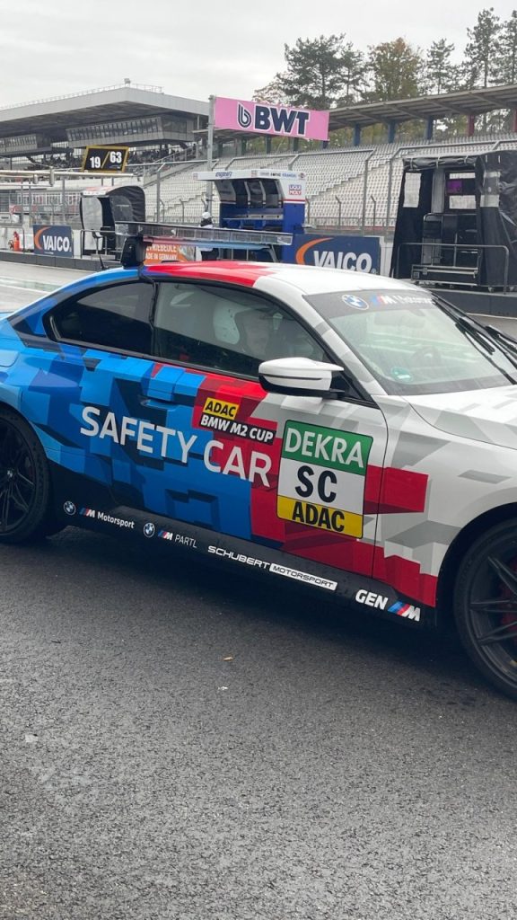 Safety Car des BMW M2 Cup in der Boxengasse am Hockenheimring